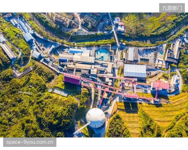 双后腰配置将为库拉索防线前提供坚固屏障,切断对手的地面渗透。 双后腰配置将为库拉索防线前提供坚固屏障,切断对手的地面渗透。